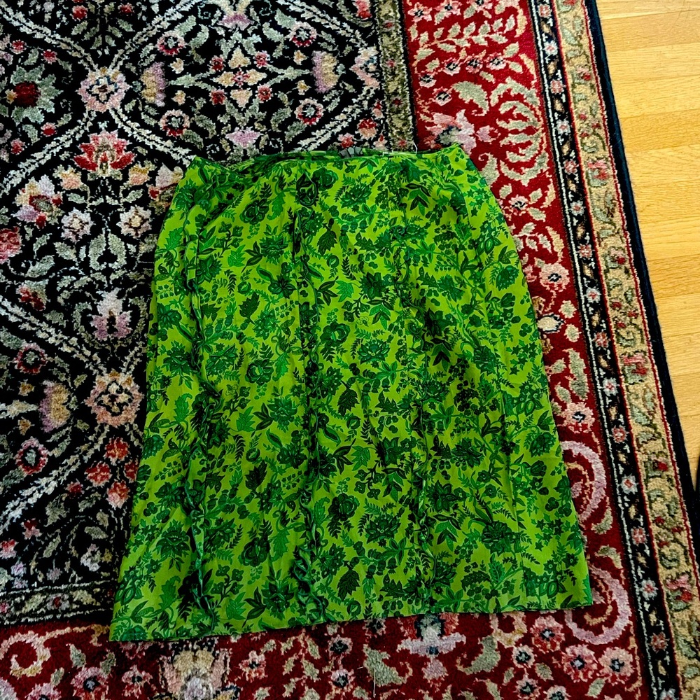 True Couture 100% silk green flowered miniskirt